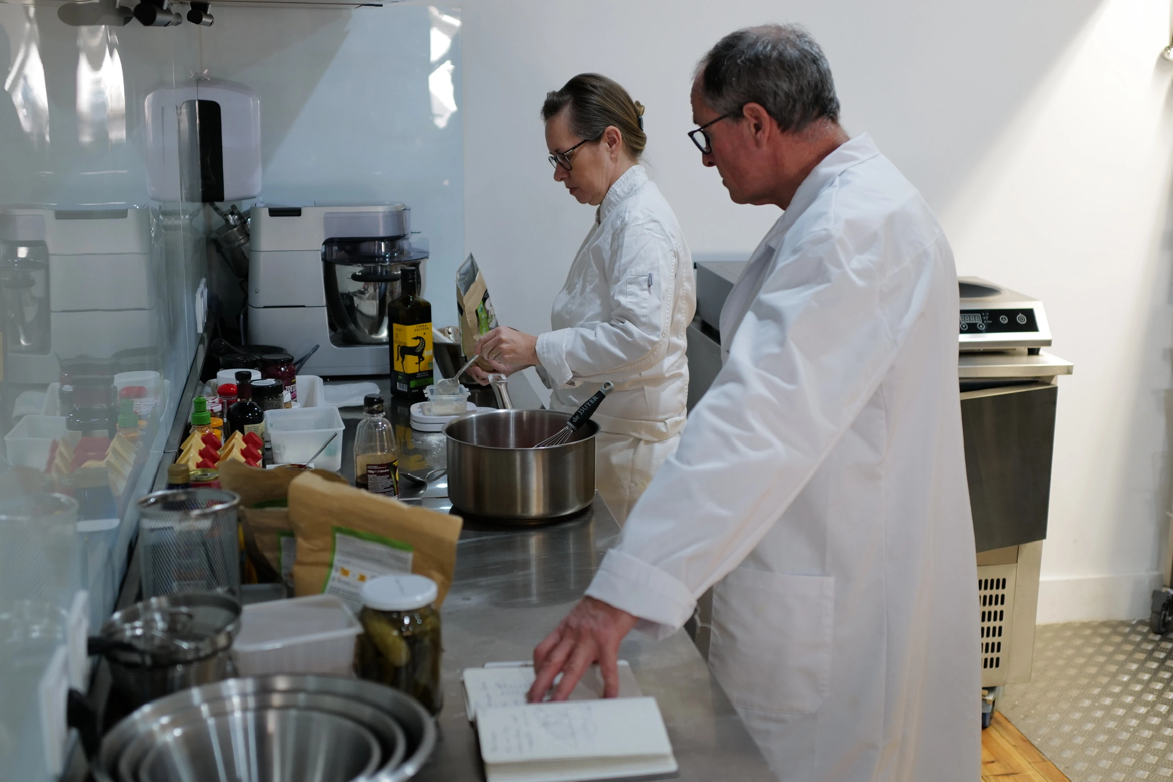 Photo de l'équipe de JPAC en cuisine.