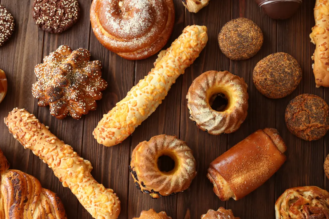 Photo de baguettes et de pâtisseries