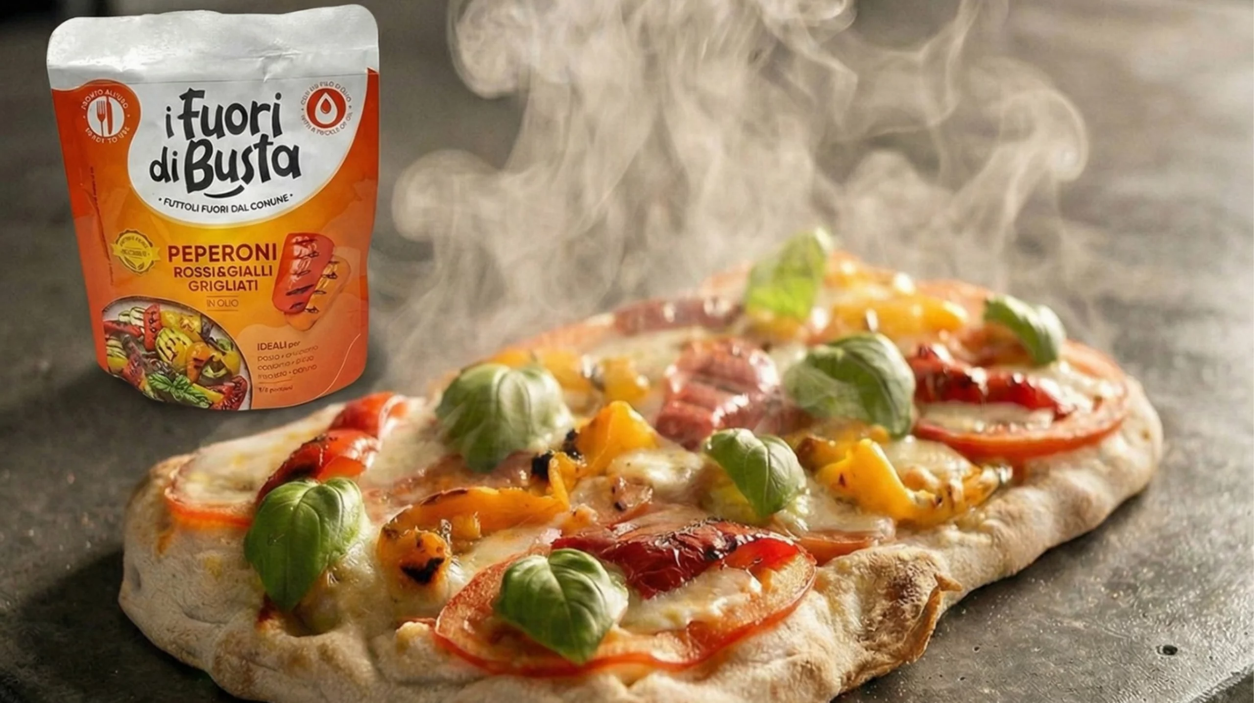 Image avec une pizza chaude et un sachet de poivrons rouges et jaunes sur le coté