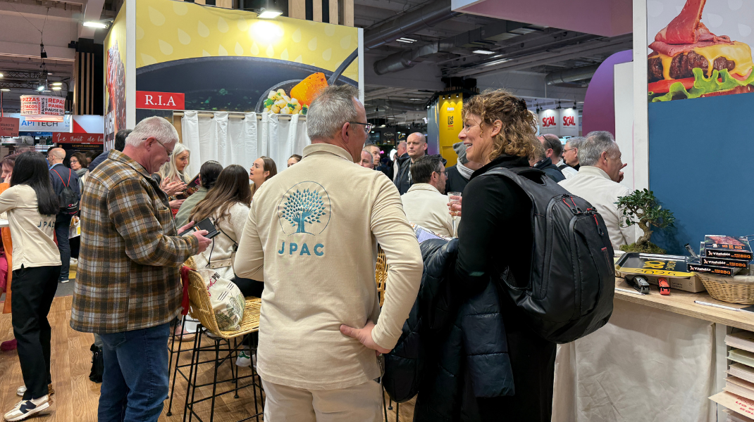 On voit des personnes dans un salon BtoB dédié à la restauration, celui du Snack Show