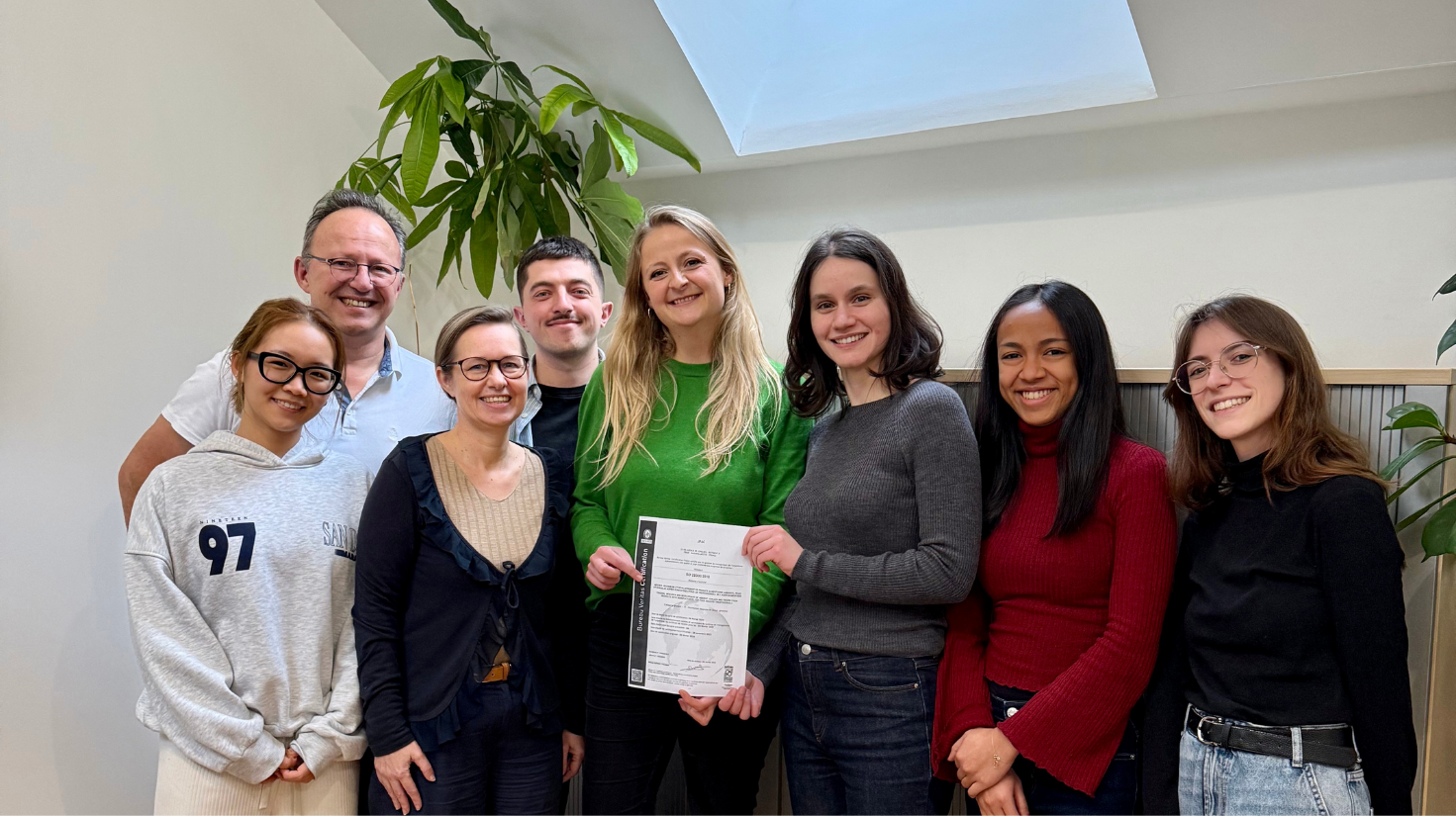 Équipe de JPAC tenant le certification de la norme ISO22000