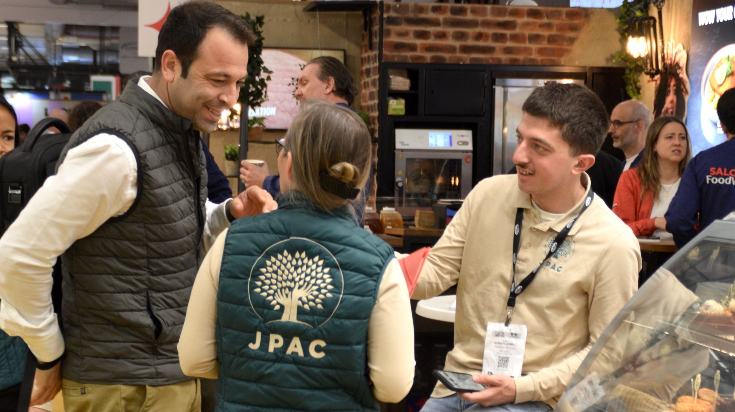 Discussion entre l'équipe JPAC et une personne sur le Snack Show